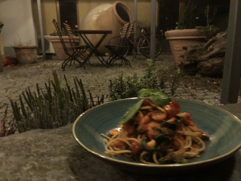 Spaghetti mit Eismeergarnelen, Spinat in Tomatensugo mit frischen Kräutern Spaghetti mit Eismeergarnelen, Spinat in Tomatensugo mit frischen Kräutern