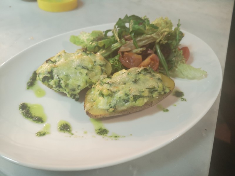 Gratinierte Ofenkartoffel mit blattsalat Gratinierte Ofenkartoffel mit blattsalat
